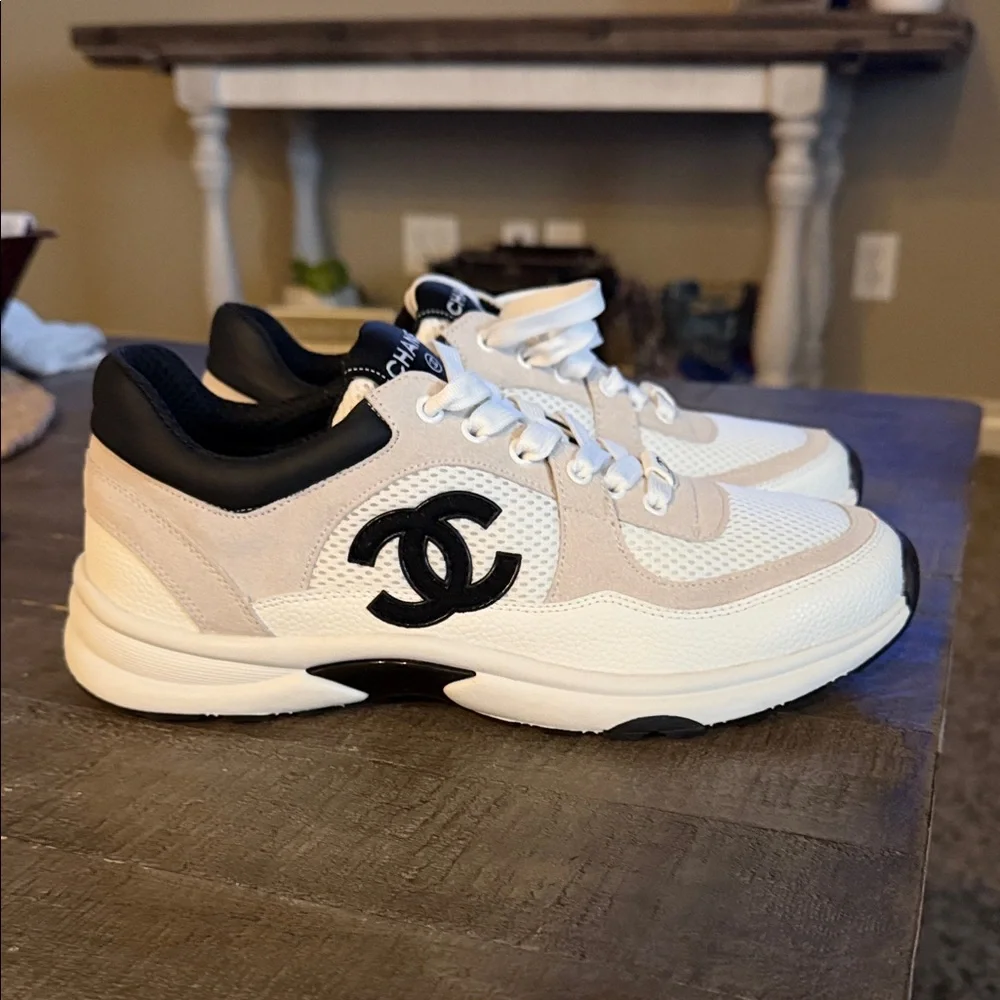 Chic Sneakers in Black and White - Picture 1 of 11